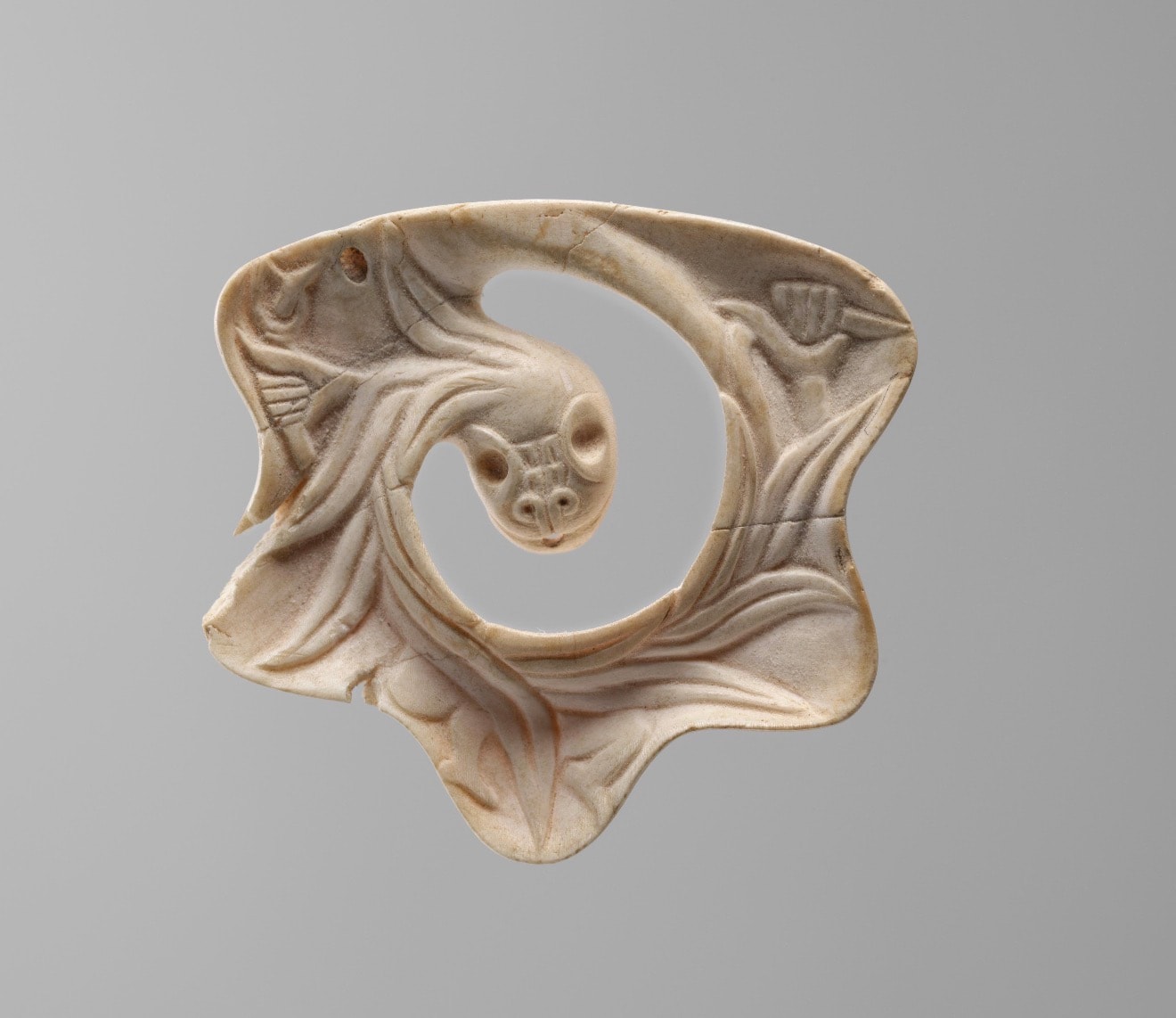 Mexica Feathered Serpent Ehēcacōzcatl wind jewel carved from conch shell, front view — Metropolitan Museum of Art, 1325–1521 CE